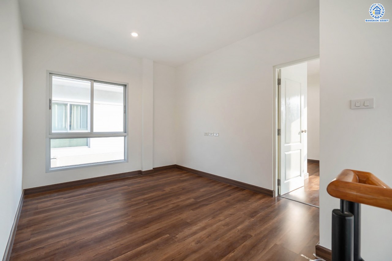 บ้านมือสองตกแต่งใหม่ โครงการ ไลฟ์บางกอกบูเลอวาร์ด ปิ่นเกล้า-เพชรเกษม เนื้อที่กว้างกว่า 52.5 ตร.ว ฟังก์ชัน 3 ห้องนอน 3 ห้องน้ำ 2 ที่จอดรถ บนทำเลศักยภาพ ติดถนนพุทธมณฑลสาย4 เหมาะสมกับทุกครอบครัว ใกล้แหล่งช้อปปิ้ง "เซ็นทรัล ศาลายา" รถไฟฟ้าสายสีน้ำเงิน "สถานีหลักสอง" และจุดขึ้นทางด่วน "ศรีรัช-วงแหวน"